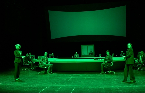 Sylvana Krappatsch (Lucia), Gábor Biedermann (Frank), Christiane Roßbach (Silvia) und Celina Rongen (Gloria) ist offensichtlich unbehaglich zumute.