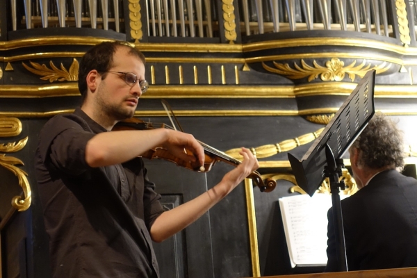 Robert Rülke lässt den Bogen tanzen, begleitet von Thomas Haller an der Barockorgel.