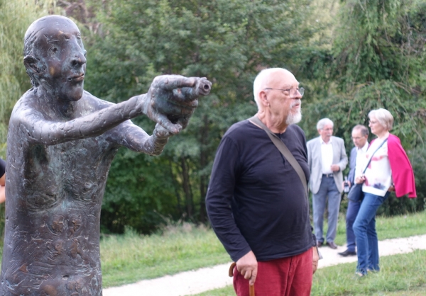 Der "Schütze" und sein Schöpfer haben offensichtlich dasselbe Ziel im Blick.