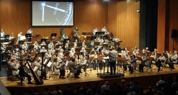 Unter der Leitung von Chris Wegel hat das Städtische Orchester eine Reise zu den Sternen unternommen.