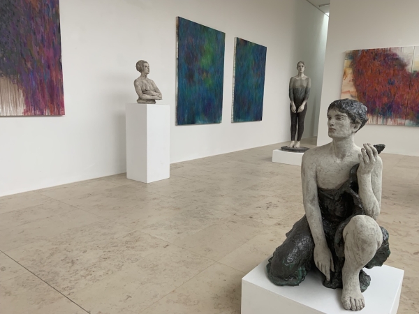 Terrakotta-Figuren von Silvia Siemens und Malerei von Thomas Rissler treffen in der Galerie Cyprian Brenner aufeinander.