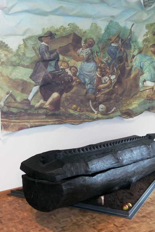 Als attraktives Ausflugsziel für den Urlaub bietet sich das Ellwanger Alamannenmuseums an – hier ein Blick ins Museumsfoyer: Vor Deckengemälde der Marienkapelle von Zöbingen, auf dem die 1161 erfolgte Ausgrabung eines alamannischen Totenbaumes dargestellt ist, ist die Kopie eines weiteren Totenbaums aus Zöbingen zu sehen, welcher 1882 in der Nachbarschaft der Kapelle zutage kam.