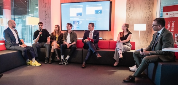 Fragerunde auf dem roten Sofa mit (v.l.) Prof. Sabla-Dimitrov, Nyal Hettmer, Fabienne Vatter, Joschua Rothenbacher, KSK-Chef Markus Frei, Elena Thumm (verdeckt Teresa Werner) und Landrat Joachim Bläse.