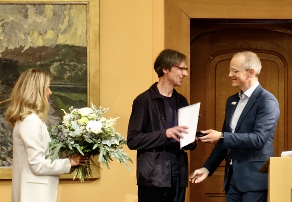 Kurt Abele überreicht Albrecht Schäfer den 20. Kunstpreis der VR-Bank Ostalb.