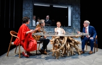 Bei diesem Essen bleiben einem mitunter die Bisse im Halse stecken. (v.l.) Wiebke Mollenhauer, Ulrich Matthes, Maren Eggert und Bernd Moss.