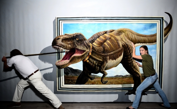 Die Besucher werden selbst Teil der Szene und vervollständigen große Tierbilder. Auf diese Weise entsteht ein überraschender 3D-Effekt.