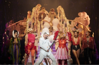 Das Ensemble, wie es singt und lacht: (v.l.) Mara Guseynova (Helene), Stine Marie Fischer (Trude), Michael Mayes (Casanova), Esther Dierkes (Laura), Cassie Augusta Jorgensen und Maria Theresa Ullrich (Barberina), Staatsopernchor Stuttgart;