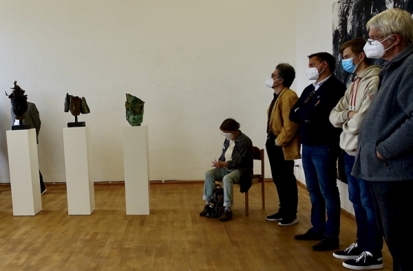 Dietrich Klinge (r.) kam zur Vernissage ins Schloss, wo auch einige seiner in Bronze gegossenen Holz-Köpfe zu sehen sind.