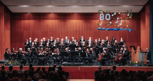 Gemeinsam stark: Der Konzertchor Aalen und das Collegium musicum unter der Leitung von Manuel Durão auf der Bühne der Stadthalle Aalen.