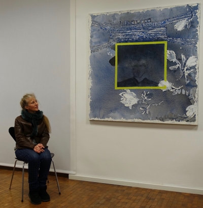 Regina Baumhauer mit ihrem Bild „Open Letter – FRAMED – Die Weiße Rose für Gerhard Feuerle“