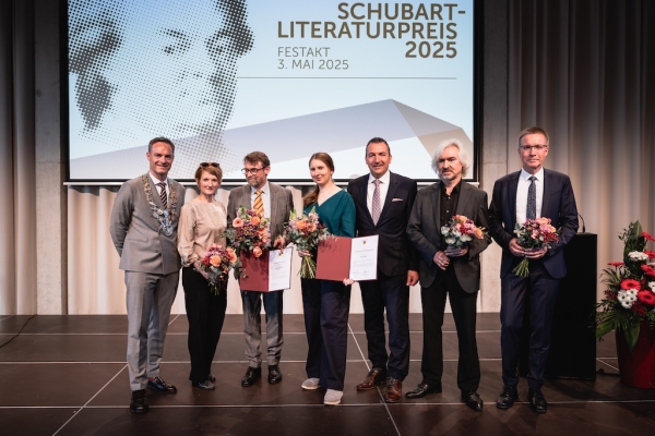 Grit Krüger (Mitte) und Christoph Peters (3.v.l.) mit OB Frederick Brütting, Anne-Dore Krohn, Markus Frei, Stefan Kister und Michael Weiler.
