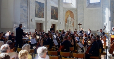 Burkhard Wolf hat sein großes Orchester fest im Griff.