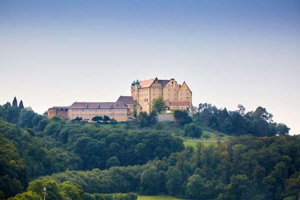 Durch den Funktionswandel von der Wehrburg zum repräsentativen Wohnschloss wurde die Kapfenburg über Jahrhunderte zu einem außergewöhnlichen architektonischen Ensemble, welches Baustile der unterschiedlichsten Epochen in sich vereint.