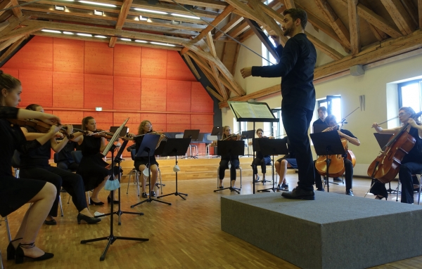 Mit jugendlicher Frische hat das Kollektiv aus Ulm unter der Leitung von Sebastian Gunkel musiziert.
