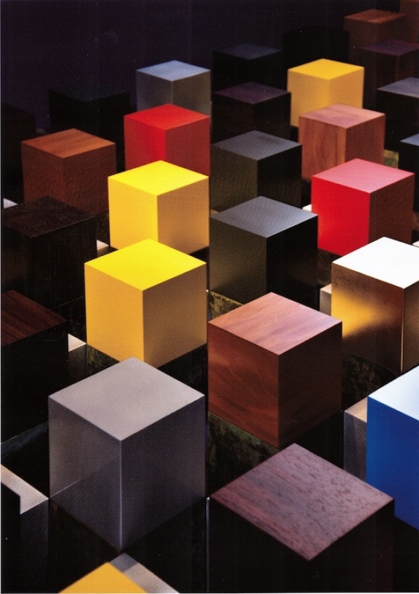 Vielfältig in Farbe und Material ist die Würfelinstallation von Paul Kelley.