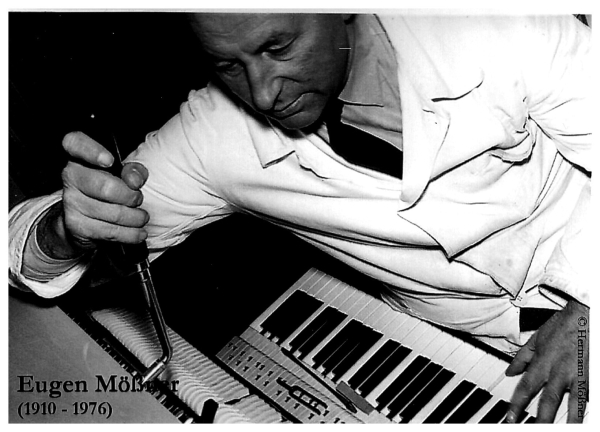 Der Klavierstimmer Eugen Mößner bei der Arbeit.