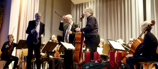 Horst Guggenberger bedankt sich zusammen mit seinen Solistensöhnen Berthold und Roman nach Vivaldis Doppelkonzert für den verdienten Applaus.