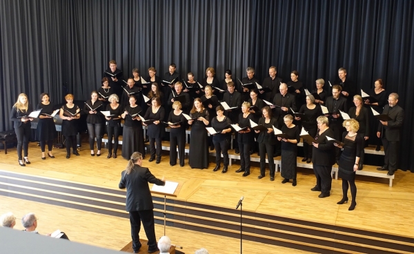 Starker Auftritt - der Aalener Kammerchor unter Thomas Baur im evangelischen Gemeindehaus.