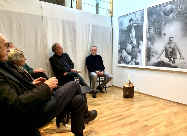 Uwe Ernst (r.) mit Clemens Ottnad und einigen Vernissagegästen vor seinem Bild.
