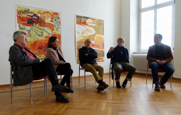 Moderiert von Kurator Ulrich Brauchle (r.) sprechen die Künstlerpaare Volker Lehnert und Bettina van Haaren sowie Peter Mell und Uta Zaumseil über Aspekte ihres Schaffens. 