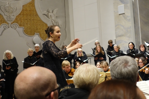 Chorleiterin Mirjam Scheider hat das musikalische Geschehen wie immer sicher im unaufdringlichen Griff.