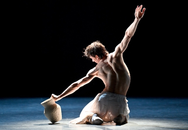 Friedemann Vogel beim Pas de Deux mit dem Gefäß, das Hölderlin verkörpert.