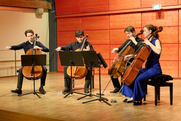 Mit viel Esprit interpretieren vier junge Cellisten französische Impressionisten.