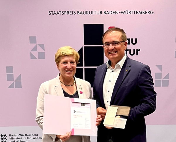 Ministerin Nicole Razavi MdL und Erster Bürgermeister Wolfgang Steidle bei der Preisverleihung