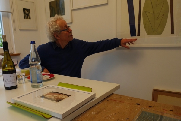 Werner Zaiß erläutert einige seiner grafischen Arbeiten.