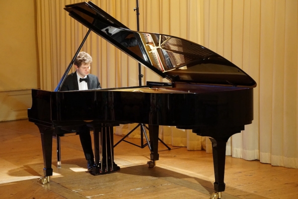 Alexej Gorlatch in seinem Element - den schwarzen und weißen Tasten.