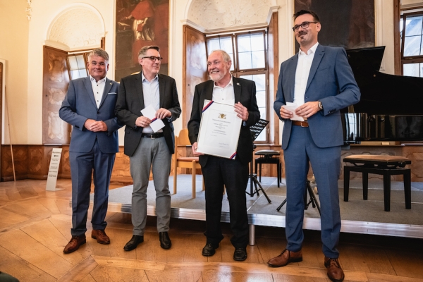 Der CDU-Landtagsabgeordnete Winfried Mack (l.) hat Uli Engel die Ehrennadel des Landes angesteckt. Seine Verdienste gewürdigt haben der Vorsitzende des Stiftsbunds, Dr. Michael Spang, und OB Michael Dambacher.