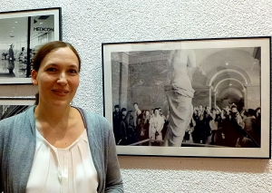 Vivien Sigmund vor einer der Aufnahmen ihres Mannes im Stuttgarter Rathaus. (Foto: jow)