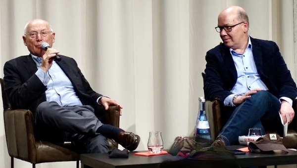 Markus Grill (r.) im Gespräch mit dem Publizisten Stefan Aust.