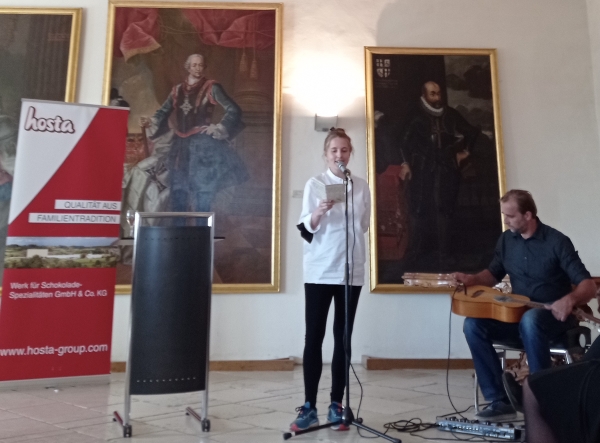 Eva Gentner und ihr Vater Claudius Zott leiten mit einer Performance die Vernissage ein.