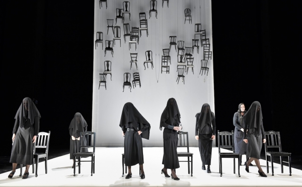 Bernarda Alba und ihre Töchter sitzen zwischen allen Stühlen.