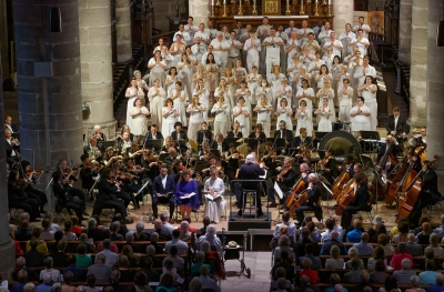 Großes Aufgebot in großer Kulisse: Sir Karl Jenkins führt im Heilig-Kreuz-Münster sein Oratorium &quot;One World&quot; auf.