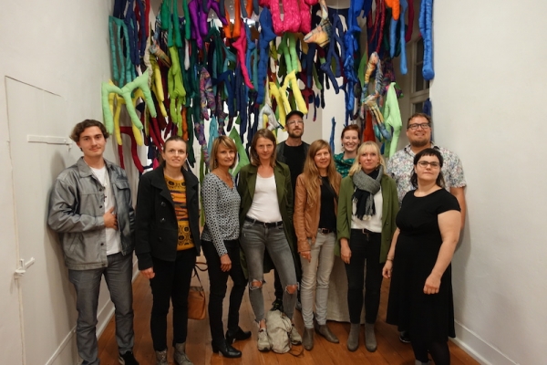 Bunt ist das muntere Treiben der jungen Künstlerinnen und Künstler im Schloss Untergröningen.