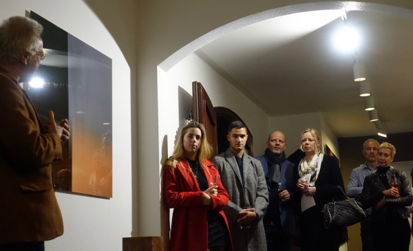 In beredter Bewegung ist Alfred Bast mit den Vernissagegästen in die magische Bilderwelt der Fotografin Ursula Maier eingetaucht.