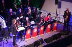 In den Reihen des OJO sitzen hervorragende Solisten wie der Altsaxophonist Martin Sandel.