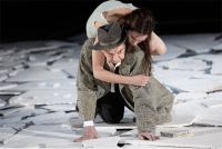 Maibom (André Jung) will Rieke (Fritzi Haberlandt) wie einst Orpheus seine Eurydike in eine gemeinsame Zukunft tragen. (Foto: Thomas Aurin)