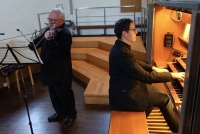 Ulrich Widdermann und Kantor Benedikt Nuding musizieren gemeinsam auf der Empore der Basilika.