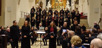 Der Dank des Publikums gebührt den Gesangssolisten Constanze Seitz, Hannah Weber, Roger Gehrig und Kai Preußker, dem Stiftschor und dem Orchester der Musikschule.