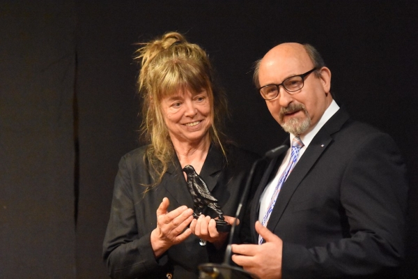 Hans-Peter Weber hat Ena Lindenbaur sichtlich mit Vergnügen den VR-Bank-Kunstpreis überreicht. 
