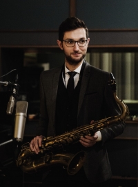 Der aus Schwäbisch Gmünd stammende Saxophonist Markus Ehrlich wird die Eröffnungsperformance mit gestalten.